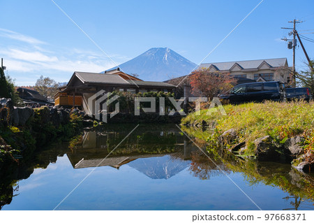 Yamanashi Prefecture Oshino Village Autumn Oshino Hakkai, upside-down Mt. Fuji reflected in Kagami Pond 97668371