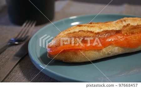 法式麵包夾煙熏三文魚的時尚早餐 97668457