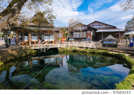 山梨縣忍野村秋季忍野八海、湧池 山梨縣忍野村秋季忍野八海、湧池 97669243