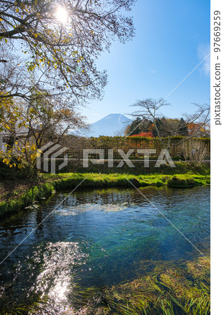 Oshino Village, Yamanashi Prefecture Autumn Oshino Hakkai, Nigori Pond and Mt. Fuji 97669259