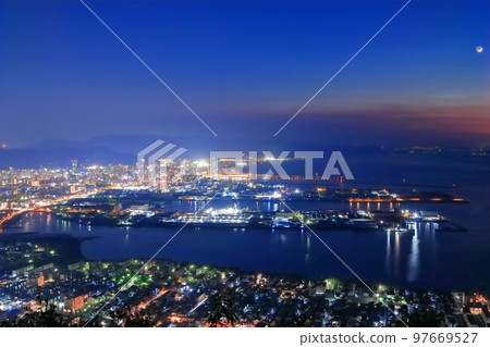 [Kagawa Prefecture] Takamatsu Symbol Tower shining in rainbow and evening view of Takamatsu city area seen from Yashimaru 97669527