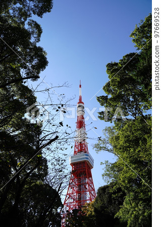 tokyo tower tower tokyo japan red blue sky clouds seiten shiba park tokyo tower tower tokyo japan red blue sky clouds seiten shiba park 97669528