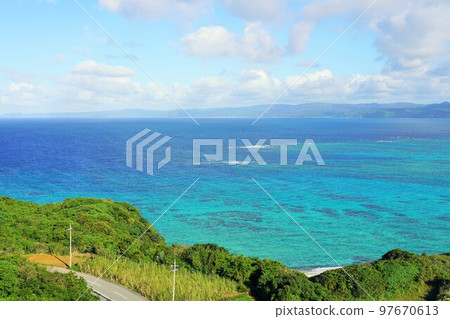 沖繩美麗的大海(從古宇利海洋塔眺望) 沖繩美麗的大海(從古宇利海洋塔眺望) 97670613