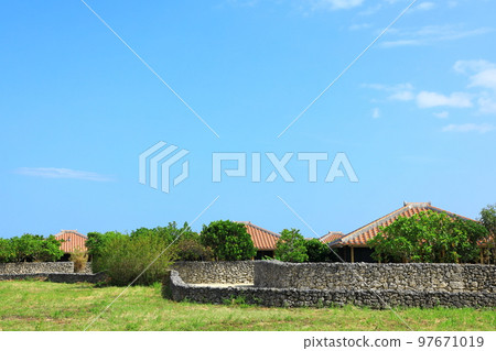 竹富島：紅瓦屋頂的房屋 97671019