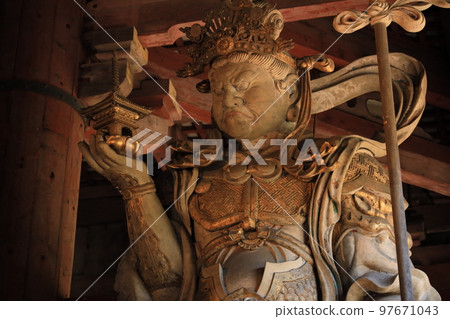 東大寺大佛殿北方向的守護神多聞天 97671043