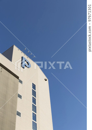 有停車場標誌的大樓 有停車標誌的大樓 有P標誌的大樓 有停車場和藍天的大樓 有停車場標誌的大樓 有停車標誌的大樓 有P標誌的大樓 有停車場和藍天的大樓 97671301