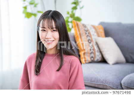 一個年輕女人在房間裡放鬆 97671498