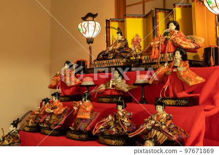 帶台階裝飾的 Hina 娃娃 97671869