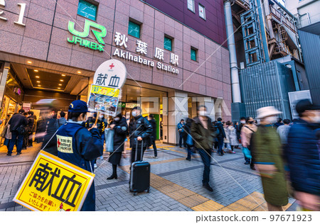 日本的東京城市景觀 BQ.1.1 感染爆炸......看著秋葉原站等 = 12 月 24 日 日本的東京城市景觀 BQ.1.1 感染爆炸......看著秋葉原站等 = 12 月 24 日 97671923