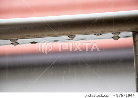 雨水從欄杆滴落 97671944