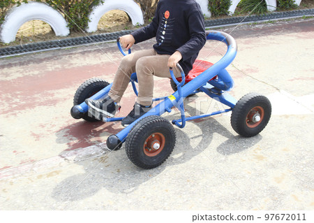 Child riding a funny bicycle (5 years old / boy) 97672011
