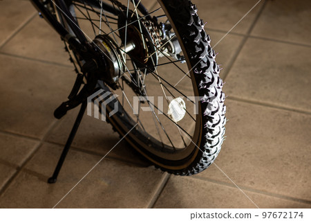 停在黑暗中的自行車 97672174