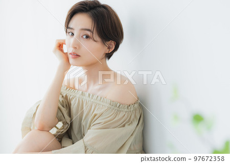 美女形象短髮女人 美女形象短髮女人 97672358