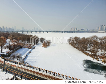 首爾結冰的漢江上積雪(冬景) 首爾結冰的漢江上積雪(冬景) 97672457