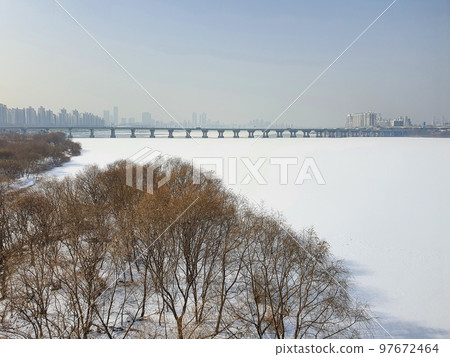 Snow piled up on the frozen Han River in Seoul (winter scenery) 97672464