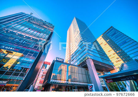 日本東京的城市景觀，俯瞰沐浴在夕陽下的秋葉原站前的寫字樓 97672666