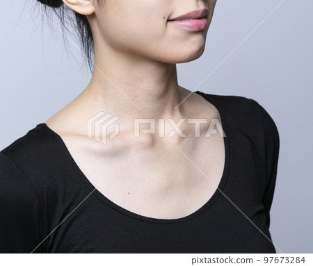 A woman with her neckline wide open A woman with her neckline wide open A woman with no wrinkles on her décolletage A woman taking care of her décolletage A woman with her neckline wide open A woman with her neckline wide open A woman with no wrinkles on her décolletage A woman taking care of her décolletage 97673284