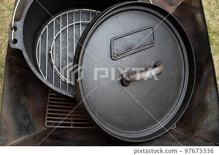 Image of Dutch oven 97673336