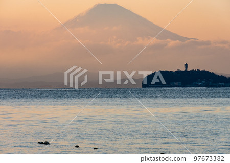 逗子海岸夕陽下的富士山和江之島 97673382