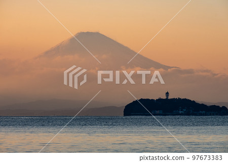 逗子海岸夕陽下的富士山和江之島 97673383