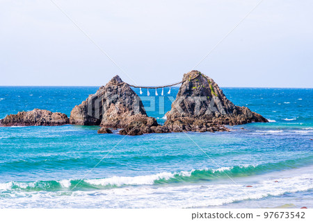 美麗的海岸風景「福岡縣糸島市的旅遊勝地櫻井二見浦風景」 97673542