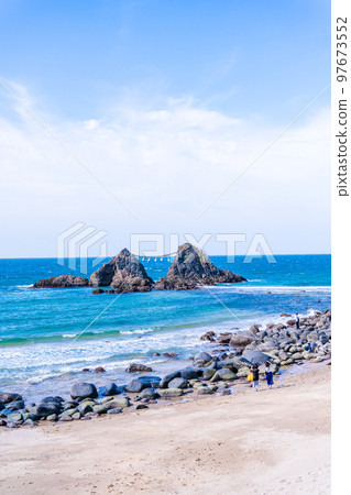 美麗的海岸風景「福岡縣糸島市的旅遊勝地櫻井二見浦風景」 97673552