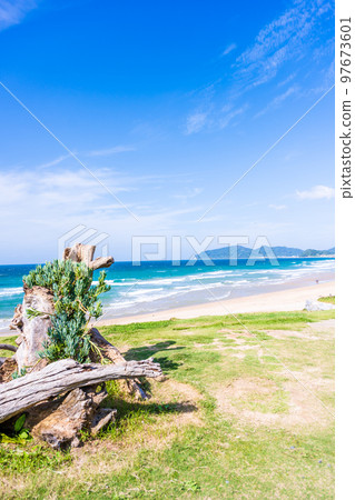 美麗的海岸風光“福岡縣糸島市的旅遊勝地：大口海岸的全景” 97673601