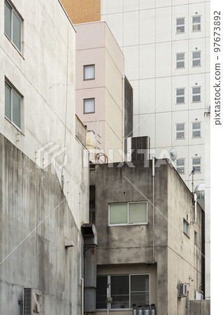 一排排的複式樓背後,城市中的老建築,市中心一字排開的複式樓,空置房間的樓房 一排排的複式樓背後,城市中的老建築,市中心一字排開的複式樓,空置房間的樓房 97673892