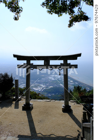 從鳥居的天空中的絕佳景色 從鳥居的天空中的絕佳景色 97674429