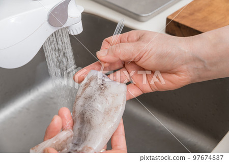 [中年家庭主婦準備魷魚，從它身上取出骨頭] 97674887