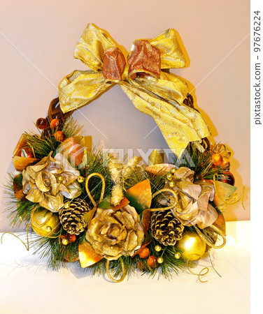 Gold wreath Gold wreath 97676224