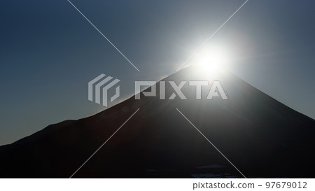 Early morning Diamond Fuji seen from Mt. Ryugatake 97679012
