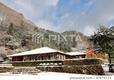 Snowy Befukyo Onsen 97679115