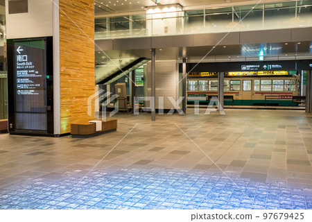 [Toyama Chiho Railway] Tram that runs into Toyama Station 97679425