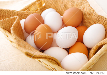 籃子裡的生雞蛋 97679492