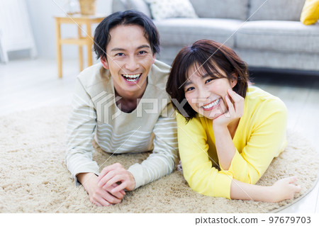 一對夫婦躺在客廳裡 97679703