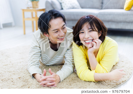 一對夫婦躺在客廳裡 97679704