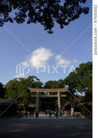 明治神宮神社原宿東京日本建築藍天藍雲戶外牌坊樹自然情侶情侶樹情侶 明治神宮神社原宿東京日本建築藍天藍雲戶外牌坊樹自然情侶情侶樹情侶 97680082