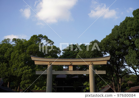 明治神宮神社原宿東京日本建築藍天藍雲戶外牌坊樹自然情侶情侶樹情侶 明治神宮神社原宿東京日本建築藍天藍雲戶外牌坊樹自然情侶情侶樹情侶 97680084