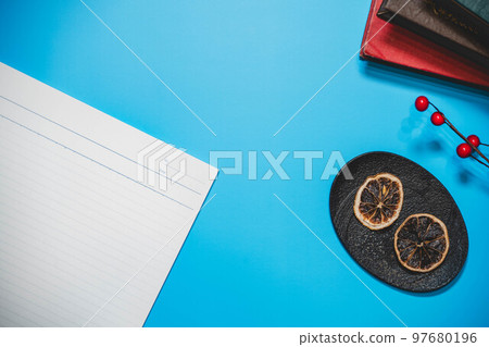 藍色背景與杯子和文具 藍色背景與杯子和文具 97680196