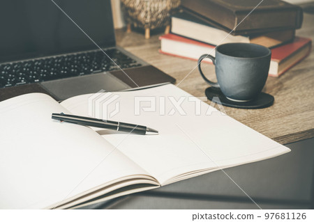 書桌、電腦和杯子 97681126