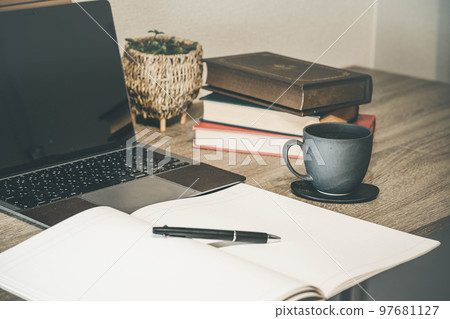 書桌、電腦和杯子 書桌、電腦和杯子 97681127