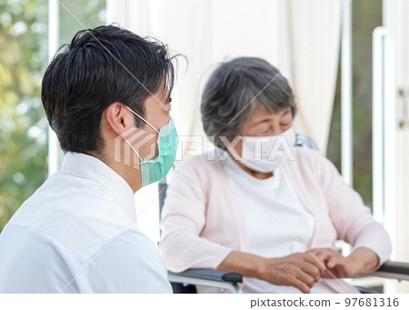 Elderly housing with elderly women and care staff 97681316