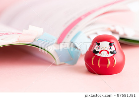 用於考試學習的參考書和及格達磨圖像材料 97681381