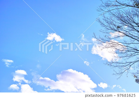 藍色的天空和雲圖像 藍色的天空和雲圖像 97681625