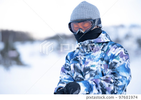 為雪上休閒而準備單板滑雪的人 為雪上休閒而準備單板滑雪的人 97681974