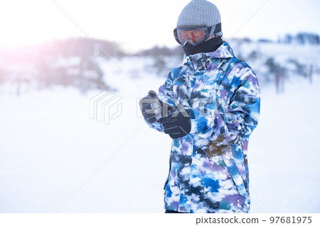 為雪上休閒而準備單板滑雪的人 為雪上休閒而準備單板滑雪的人 97681975