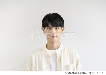 看照相機的年輕人 看照相機的年輕人 97682114