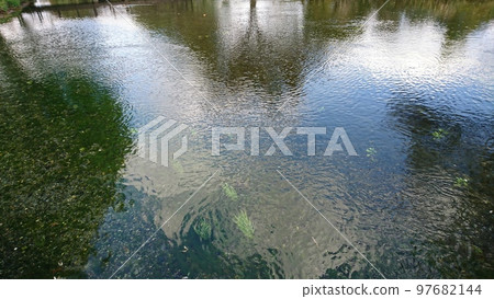 秋天的安曇野伊戀之池公園風景 秋天的安曇野伊戀之池公園風景 97682144
