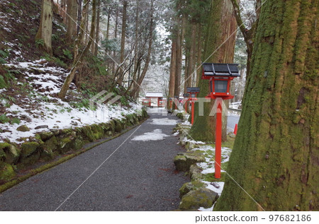 從奧宮參道看神社大門_總本社貴船神社 從奧宮參道看神社大門_總本社貴船神社 97682186